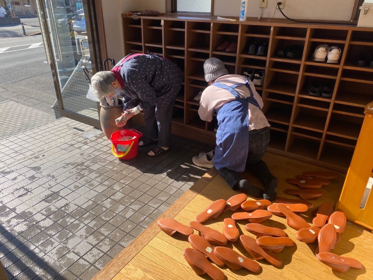 玄関の掃除。
スリッパもひとつずつ拭きました。