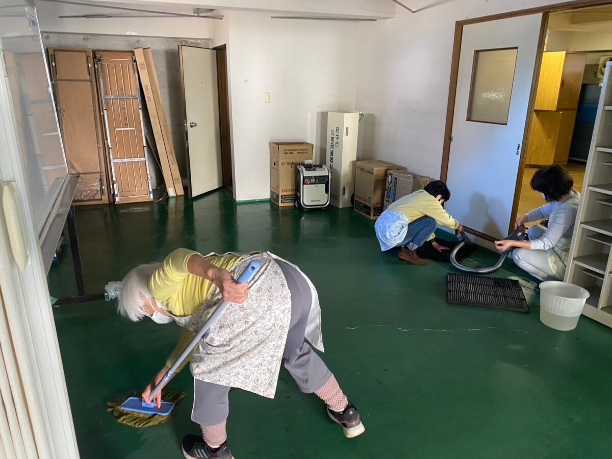 下の床もモップできれいに。