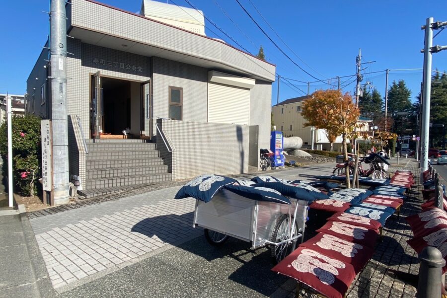 恒例の座布団干し。 ぽかぽか陽気でふかふかになりました。